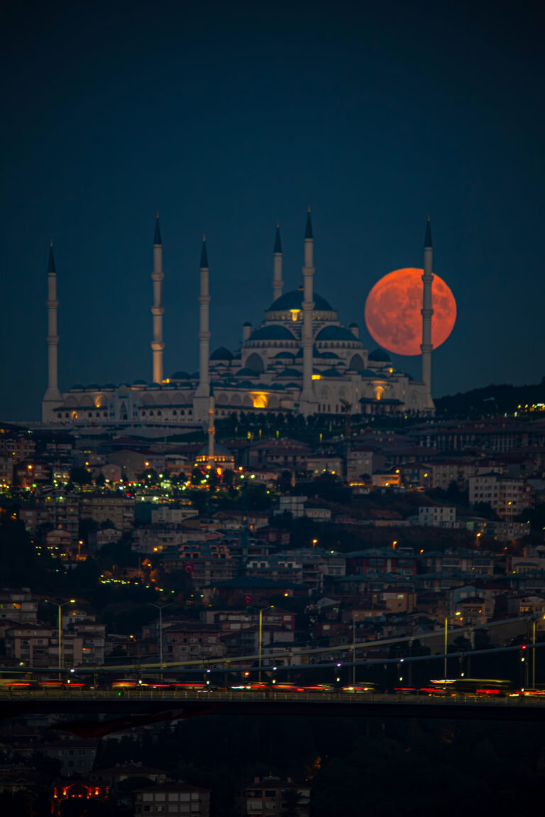 شکار ابرماه در سراسر زمین/ عکس