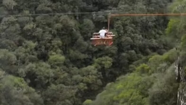 پیکنیک در ارتفاع ۹۰ متری یک آبشار/ عکس