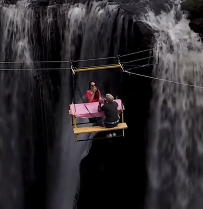 پیک‌نیک عجیب در ارتفاع ۹۰ متری یک آبشار