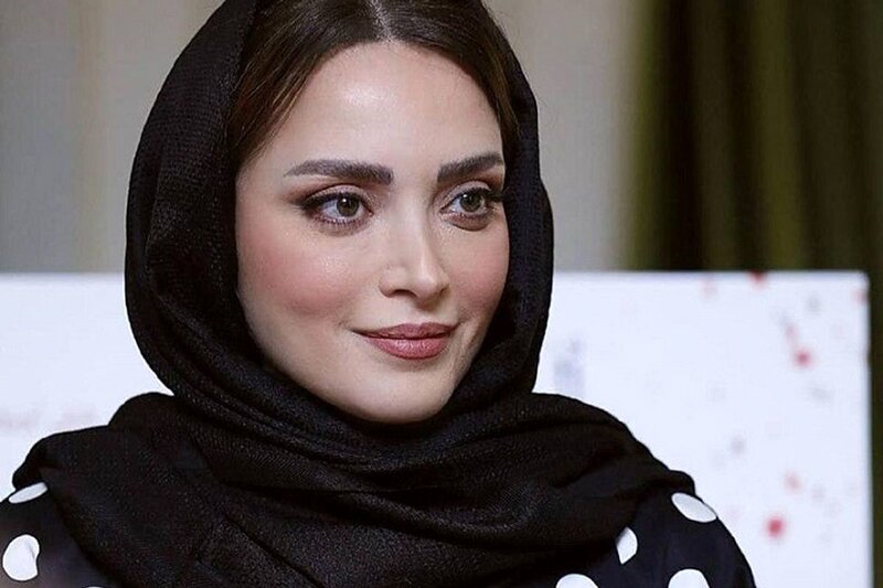 عکس | تیپ جدید بهنوش طباطبایی در پشت صحنه یک سریال