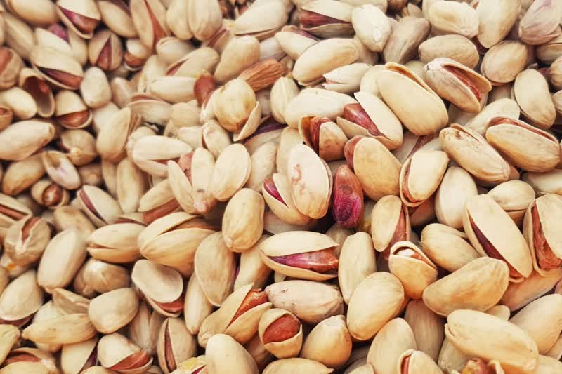 برداشت و پوست کنی پسته در دامغان