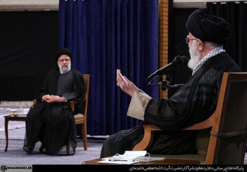 فوری / حضور رهبر انقلاب در منزل ابراهیم رئیسی، رئیس جمهور شهید ایران