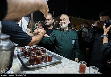 دیدار چهره به چهره فرمانده کل سپاه با زائران اربعین در نقطه صفر مرزی مهران + عکس 2
