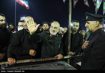 دیدار چهره به چهره فرمانده کل سپاه با زائران اربعین در نقطه صفر مرزی مهران + عکس 3
