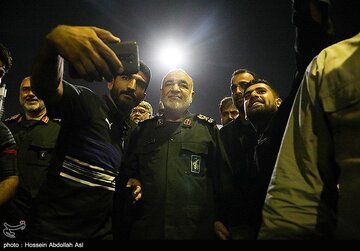 دیدار چهره به چهره فرمانده کل سپاه با زائران اربعین در نقطه صفر مرزی مهران + عکس 4