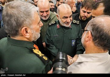 دیدار چهره به چهره فرمانده کل سپاه با زائران اربعین در نقطه صفر مرزی مهران + عکس