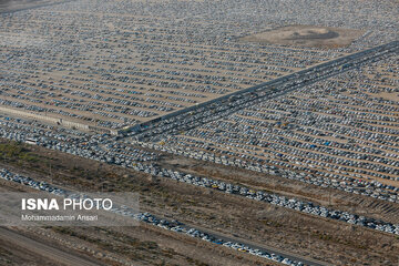 تصاویری جالب از انبوه خودروهای پارک شده زائران اربعین در شلمچه/ عکس