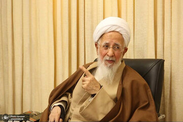 آیتالله جوادی آملی: موفقیتهایم را مدیون همسرم هستم / کشوری که سرش به تنش بیرزد هرکسی به آن احترام میگذارد / حاج قاسم کفنش را آورد امضا کنم