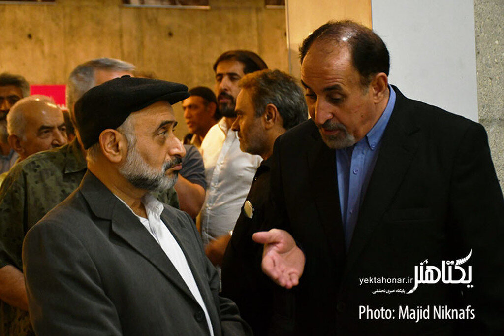 روحانی معروف با تیپ متفاوت به تماشای یک فیلم نشست + عکس 2