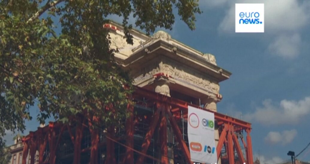 تکان دادن ساختمان تاریخی با ۱۰۰۰ تن وزن برای ساخت مترو/ عکس