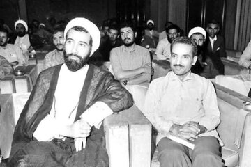 عکسی جالب از رهبری و آیت الله هاشمی در سال های خیلی دور / مصائب دومین دولت موقت ایران 4