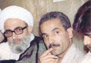 عکسی جالب از رهبری و آیت الله هاشمی در سال های خیلی دور / مصائب دومین دولت موقت ایران 3