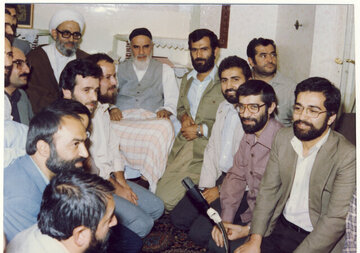 عکسی جالب از رهبری و آیت الله هاشمی در سال های خیلی دور / مصائب دومین دولت موقت ایران 5