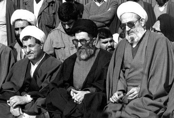 عکسی جالب از رهبری و آیت الله هاشمی در سال های خیلی دور /مصائب دومین دولت موقت ایران