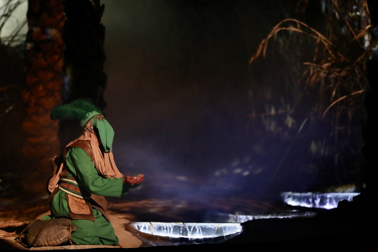 «تنهاتر از مسیح» با استفاده از تجهیزات بهروز اجرا میشود/ دکوری عظیم را در ۴۰ ثانیه وارد صحنه و خارج میکنیم