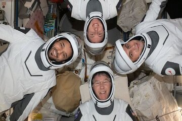 پخش زنده بازگشت چهار فضانورد ماموریت کرو-۶ به زمین