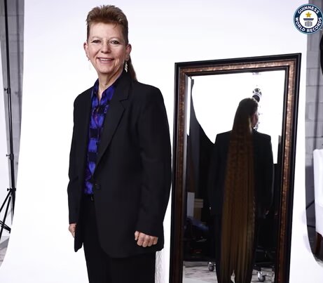 زنی که ۳۳ سال موهای خود را کوتاه نکرد، رکورد گینس را زد/ عکس