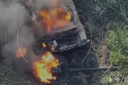 ببینید | لحظه کنده شدن برجک تانک روسی پس از انفجار در پی اصابت موشک اوکراینی