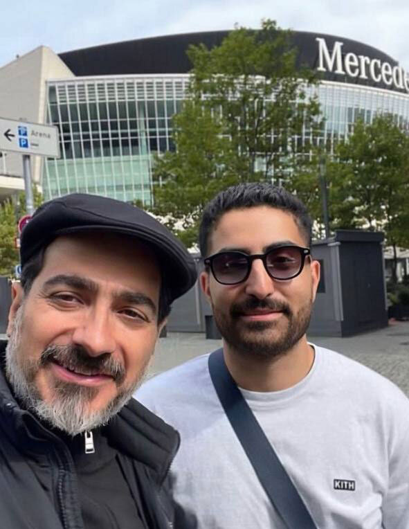 عکس | سلفی جالب همایون شجریان و برادرش رایان در کنار ساختمان مرسدس بنز!