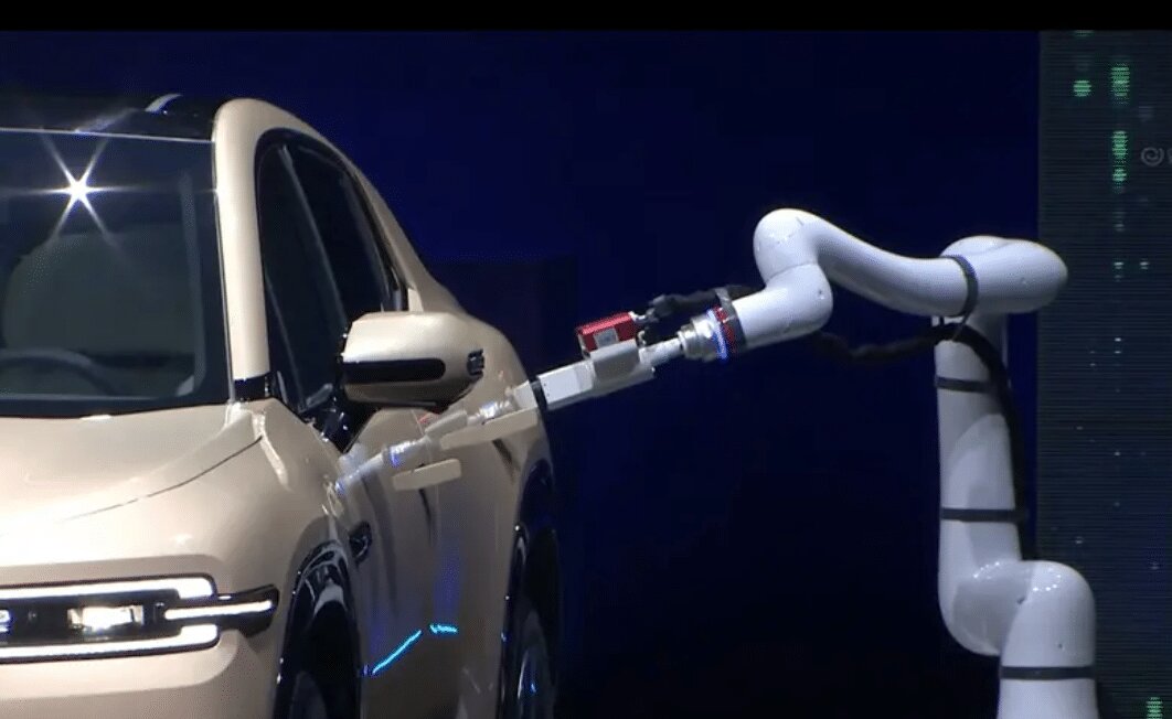 این خودروی چینی همزمان یک وانت و یک شاسیبلند است!/عکس