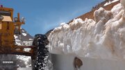 ببینید | نخستین تصاویر از ریزش برف و یخ در غاریخی گردنۀ بیژن در سمیرم
