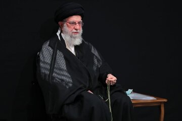 اولین تصویر از عزاداری پزشکیان در کنار رهبری اولین تصویر از عزاداری پزشکیان در کنار رهبری