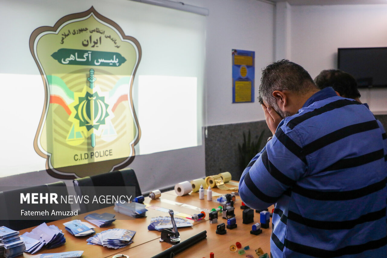 جاعلان ویزای اقامت در دام پلیس/ مراقب تبلیغات مجازی باشید