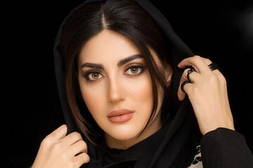 عکس | علاقه عجیب بازیگر زن سینمای ایران به نشستن روی ماشین‌های شاسی بلند