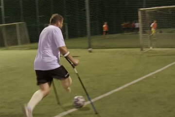 عکس | تمرینات سربازان اوکراینی در زمین‌های فوتبال بعد از قطع عضو در جنگ