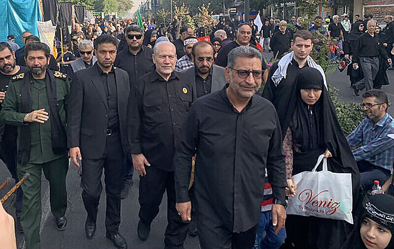 مشاور نظامی رهبر انقلاب با پوشش غیرنظامی در میان مردم +عکس