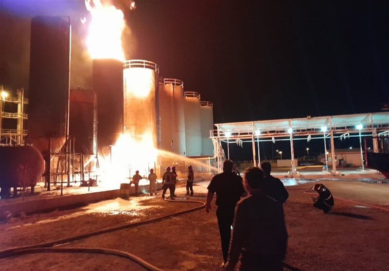 آتش‌سوزی مخازن پالایش میعانات نفتی در آشتیان/ عکس
