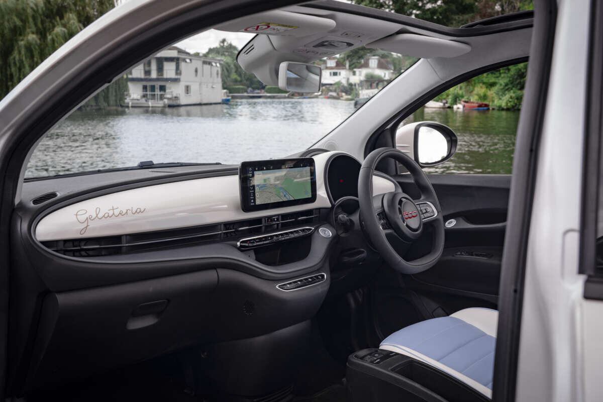 خودروی عجیبی که برای علاقهمندان به بستنی ساخته شده!/ عکس