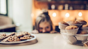 ۶ راهکار برای مهار میل مصرف شیرینی و شکر