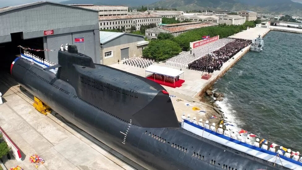 زیردریایی کره‌شمالی که موشک اتمی پرتاب می‌کند