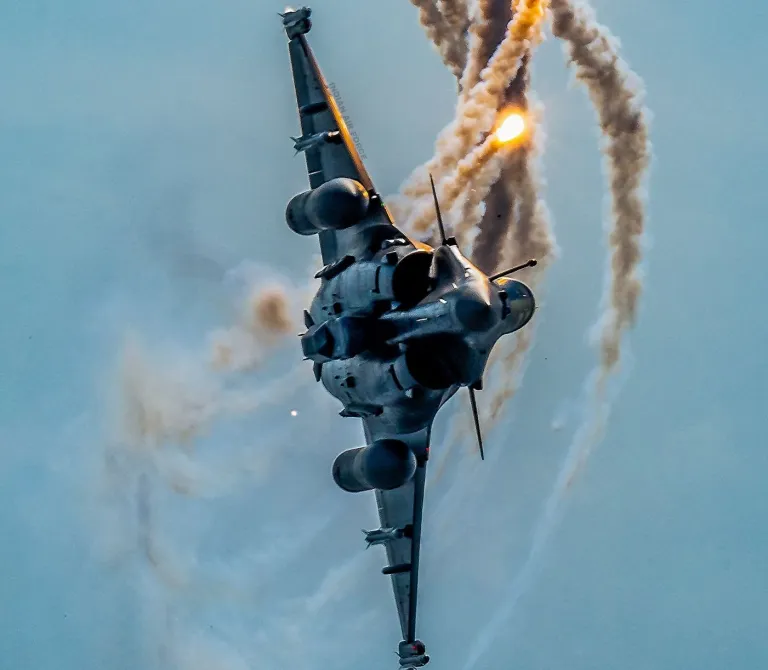 بنگلادش به دنبال این جنگنده فرانسوی است/ عکس