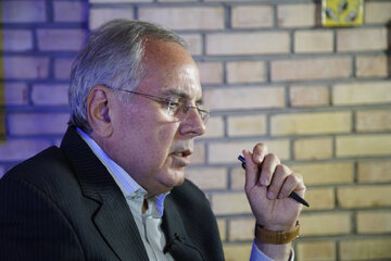 با یک دوره 15 ساله chaos مواجه ایم / ایرانیان در تاریخ 1640 میلادی به سر می برند / در خلقیات، خیلی تفاوتی میان جامعه و حاکمیت نیست