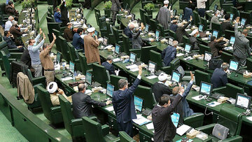 سیاستمدار معروف با لباس کارگران ایران خودرو اعلام کاندیداتوری کرد + عکس
