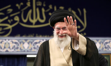 پوشش متفاوت در دیدار با رهبر انقلاب +عکس پوشش متفاوت در دیدار با رهبر انقلاب +عکس