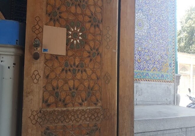 وضعیت خاص مسجد سید اصفهان/ از کاشی‌های فروریخته تا مرمتهای ناشیانه!