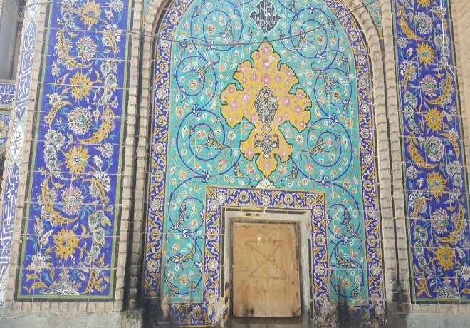 وضعیت خاص مسجد سید اصفهان/ از کاشی‌های فروریخته تا مرمتهای ناشیانه!
