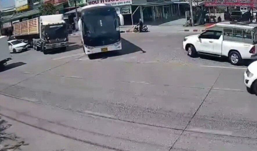 ببینید | مهارت فوقالعاده راننده تریلی؛ جلوگیری از خلق فاجعه و له شدن اتوبوس!