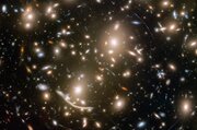 تصویر روز ناسا: خوشه کهکشانی آبل ۳۷۰ و کهکشان‌های دورتر/ عکس