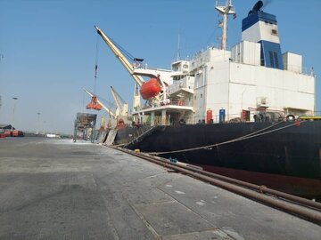 پهلوگیری کشتی حامل پودر آلومینیوم در بندر شهید رجایی با ورود دستگاه قضایی