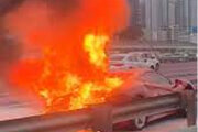 ببینید | آتش گرفتن خودرو لوکس فراری در اتوبان شیخ زاید دبی