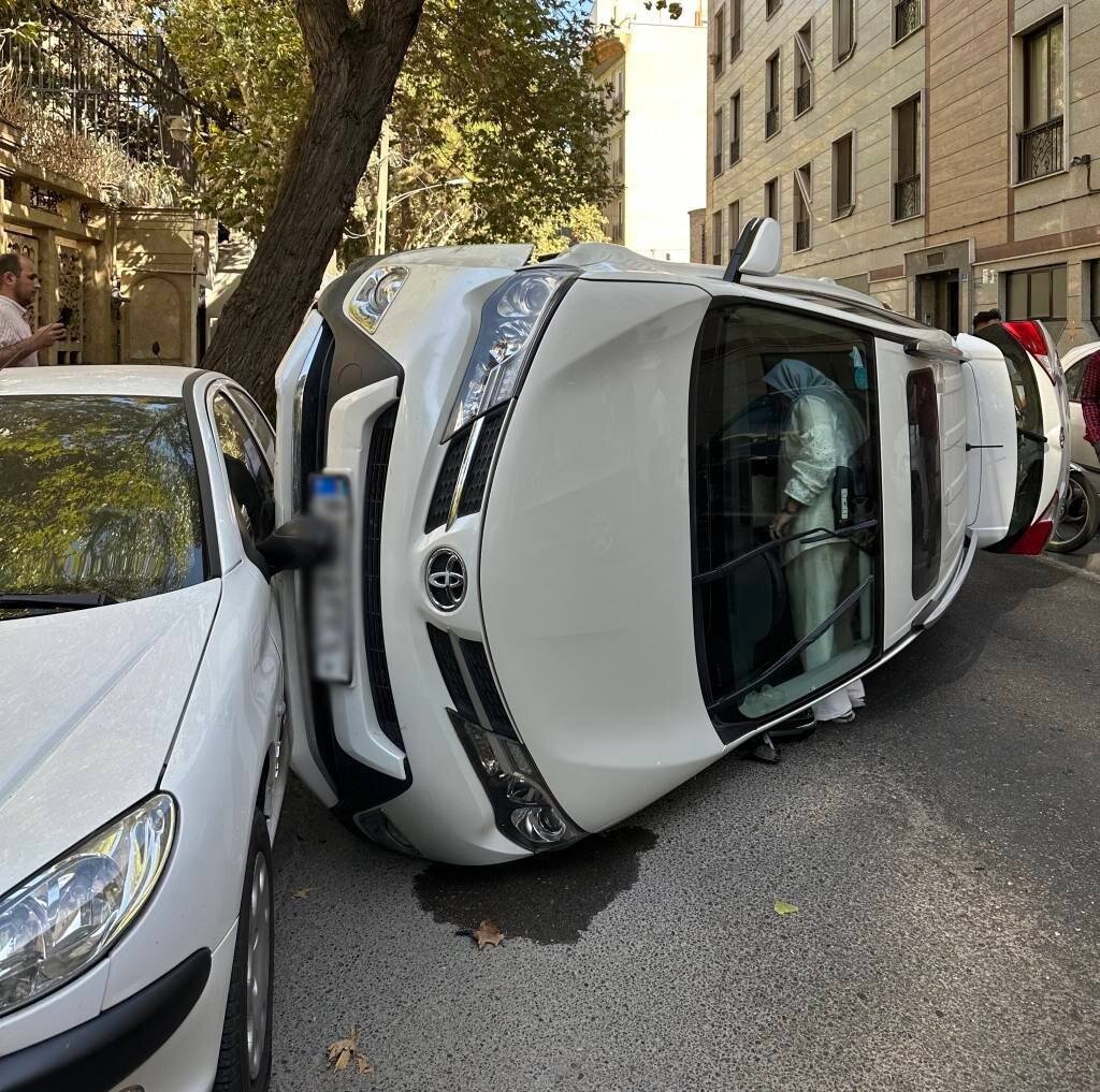عکسی جدید از چپ کردن خودروی تویوتا در یک کوچه که خبرساز شد