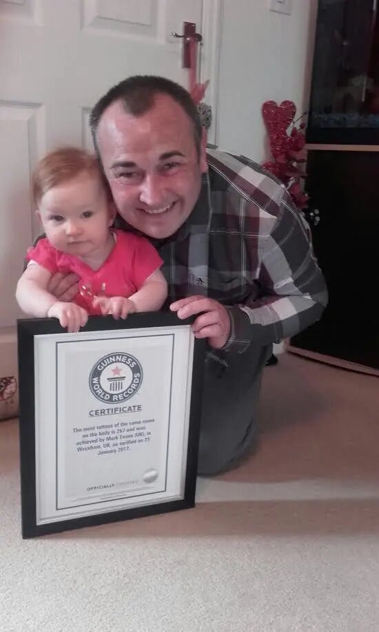 یک پدر ۶۶۷ بار نام دخترش را خالکوبی کرد/ عکس