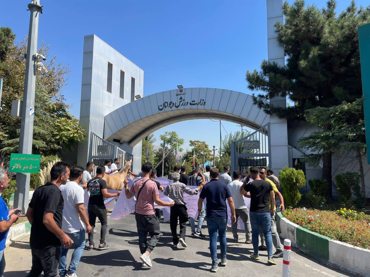 تجمع با اسب مقابل وزارت ورزش!