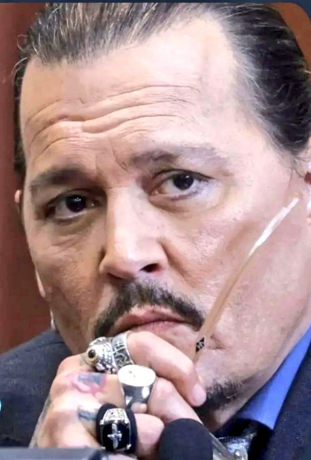 عکس | انگشتر جانی دپ با طرحی از ایران باستان