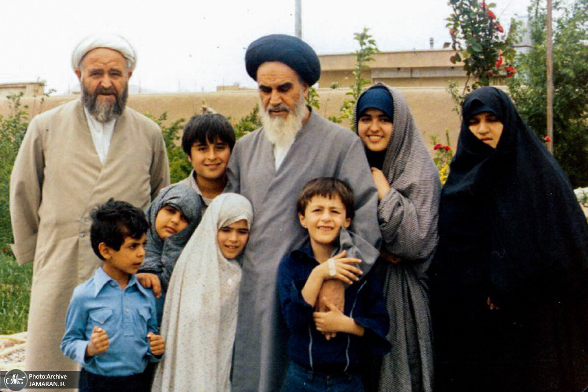 عکس دیدنی از سیدحسن خمینی وقتی کودک بود /امام در کنار نوه هایش
