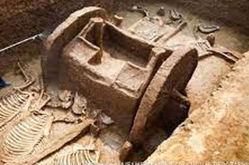 عکس | کشف جسد کودک 3 هزار ساله در تپه سگزآباد قزوین